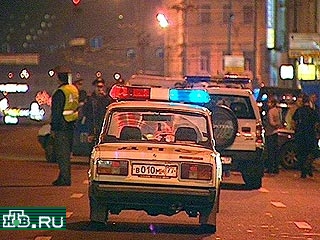 Спасательные службы на юго-востоке Москвы в последние несколько часов работают на месте крупной дорожной аварии на Волгоградском шоссе. По сообщениям информационных агентств, там в результате ДТП один человек погиб и еще один человек ранен