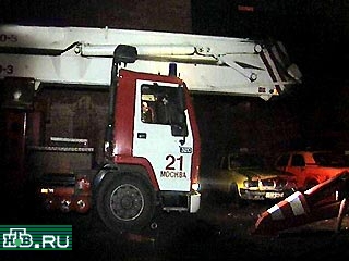 Около 22.00 на пульт службы "01" поступило сообщение о возгорании на складе рынка "Каширский двор" на Каширском шоссе. По оценкам прибывших на место пожарных, площадь пожара на тот момент уже превышала 1000 кв.м