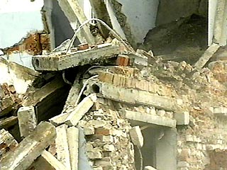 В общежитии по улице Полярников обрушилась фасадная стена с 7-го по 3-й этаж
