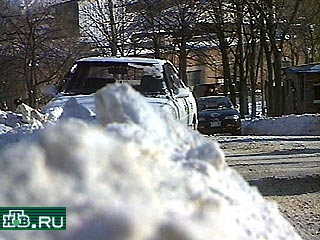 Сегодня Владивосток проснулся в снежных сугробах - за минувшие сутки над городом выпала полумесячная норма осадков