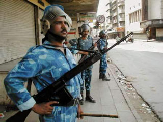 Индийская полиция пытается предотвратить вспышки насилия на религиозной почве