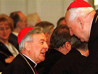Архиепископ Познаньский Юлиуш Паетц (слева)
