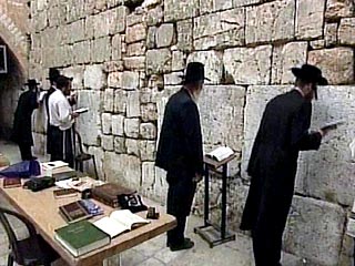 В Иерусалиме арабы забрасывают камнями евреев, молящихся у Стены Плача
