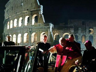Торжественный Крестный ход у подножия древнего Колизея - одно из главных событий, завершающих Страстную неделю в Риме. Иоанн Павел II прибывает к стенам Колизея