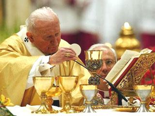 Папа Римский Иоанн Павел II возглавил в субботу вечером торжественное богослужение в соборе Святого Петра в Риме