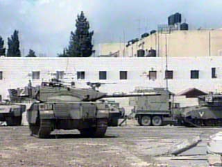 Израильские солдаты, действовавшие в резиденции Арафата в Рамаллахе, обнаружили огромное количество поддельных шекелей