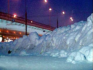 В результате ночного снегопада в столице осложнилась дорожная обстановка