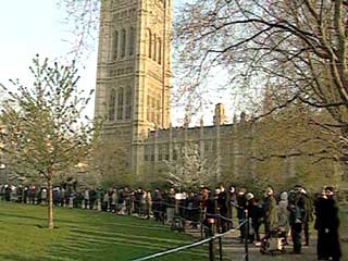 Центральную часть Лондона заполнили толпы людей, которые пришли проститься с королевой-матерью