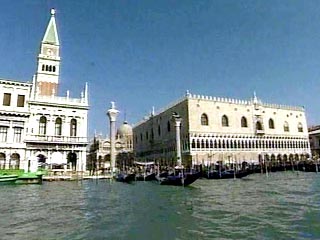 В Венеции тридцать молодых людей в возрасте от двадцати до сорока лет объединились, чтобы заниматься "туристическим" бизнесом