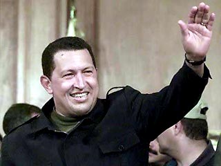 Президент Венесуэлы Уго Чавес, свергнутый в результате военного переворота, в воскресенье вернулся в президентский дворец