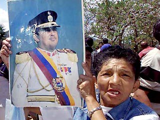 Президент Венесуэлы Уго Чавес вернулся к исполнению своих обязанностей через два дня после того, как был смещен со своего поста венесуэльскими военными