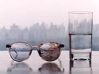 Фото с окровавленными очками Джона Леннона продано за 12720 долларов