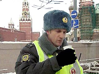 Бывший сотрудник милиции и действующий оперативный уполномоченный ГУВД Москвы распивали возле дома спиртные напитки