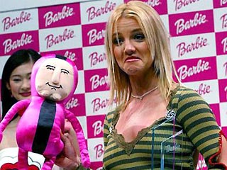 Бритни Спирс попыталась спародировать физиономию традиционной японской куклы Сигесиге Сигео