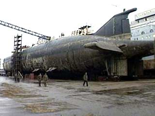 На этой неделе "Курск" будет отбуксирован через Кольский залив в Снежногорск на судоремонтный завод "Нерпа"