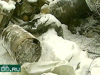 Как передает корреспондент НТВ из Свердловской области, около 6 тонн ядохимикатов обнаружены на свалке вблизи города Асбеста. На мешках - заводские этикетки: аммиачная селитра, финитиоуран, пестициды
