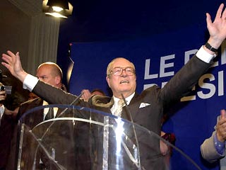 Дидер крайне правого Национального фронта Жан-Мари Ле Пен вышел во второй тур президентских выборов