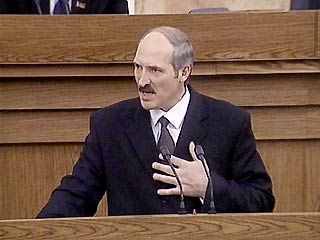 Президент Белоруссии Александр Лукашенко утверждает, что все действия оппозиции в республике носят "заказной характер"