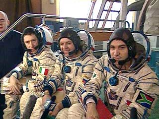 Три астронавта, включая второго космического туриста - южноафриканского миллионера Марка Шаттлворта, - отправились сегодня в космос