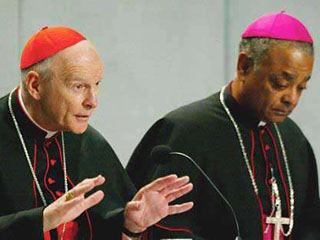 Ватикан отныне будет отправлять в отставку священника по первому подозрению в склонности к извращениям, а уличенным в педофилии грозит также гражданский уголовный суд, заявил председатель епископата США Дэниэл Грегори (на фото справа)