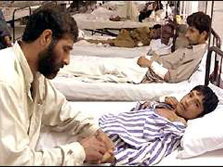 Пакистанские шииты, постпрадавшие от взрыва, устроенного суннитскими фанатиками