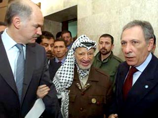 Палестинский лидер Ясир Арафат встретился в четверг в своей осажденной резиденции в Рамаллахе с министрами иностранных дел Турции Исмаилом Джемом и Греции Георгиусом Папандреу
