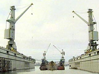 Атомную подводную лодку "Курск" буксируют через Кольский залив на судоремонтный завод "Нерпа" для утилизации