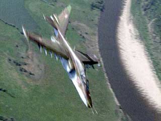 Фронтовые штурмовики Су-25 совершают рейды с небольшими промежутками во времени
