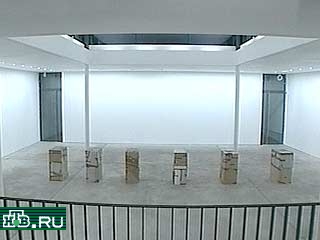 В берлинской галерее Кунст-Верке открылась необычная экспозиция - при входе посетители видят всего лишь 6 картонных коробок