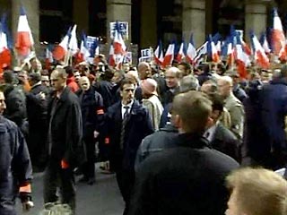 От стен Лувра в центре Парижа стартовала демонстрация в поддержку правого популистского лидера Жана-Мари Ле Пена