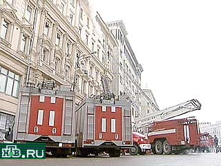 По предварительному заключению сотрудников УГПС, причиной пожара в здании МЧС России стало короткое замыкание электропроводки