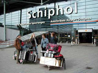 Амстердамский аэропорт Схипхол - крупнейший в Голландии и третий в Европе по объему перевозок