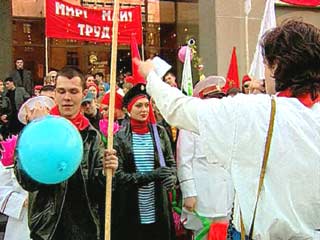 В Екатеринбурге прошел первый костюмированный парад с участием трансвеститов