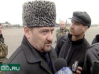 Глава администрации Чечни Ахмад Кадыров заявил, что ведет переговоры с 5 полевыми командирами. "Они потенциальные союзники, но опасаются за свою безопасность после перехода к федералам"