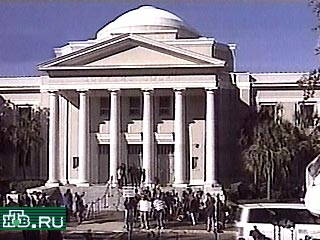 Кандидат республиканской партии в президенты США Джордж Буш-младший обратился в пятницу в Верховный суд Флориды ...
