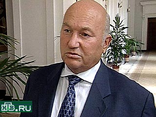 Мэр Москвы Юрий Лужков не собирается досрочно слагать с себя полномочия члена Совета Федерации. Об этом он заявил сегодня журналистам
