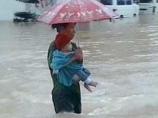 На юге Таиланда после проливных дождей уровень воды в реках поднялся на 2 метра. Это наводнение стало самым сильным за последние 10 лет, сообщает телекомпания НТВ