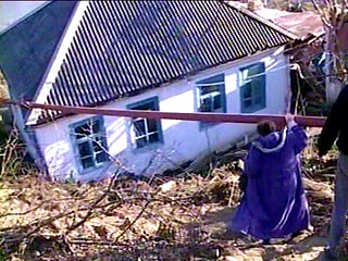 Десять жилых домов и здание сельской школы разрушил оползень в Киргизии