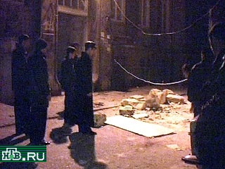 Непосредственно от травм, полученных во время землетрясения, произошедшего в Азербайджане поздно вечером в субботу, погибли три человека. Об этом сообщил министр здравоохранения страны Али Инсанов, выступая по государственному телевидению