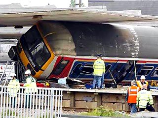 В железнодорожной аварии погибли семь человек и около ста получили травмы