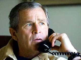 На фото президент США звонит вице-президенту Дику Чейни с борта личного самолета через несколько часов после терактов