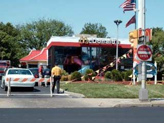 В США в McDonald`s врезался автомобиль