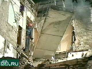 В одном из микрорайонов к северо-западу от центра Баку произошел взрыв в жилом доме. Взрывной волной снесло три этажа дома