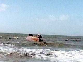 На Камчатке спасатели сняли с полузатонувшего судна четверых подростков