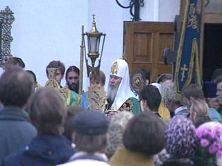 Алексий II подчеркнул в Минске, что хотя Церковь по закону отделена от государства, но она не может быть отделена от общества и народа