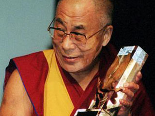 Далай-лама в Мельбурне с наградой, которой он был удостоен Ассоциацией ООН Австралии