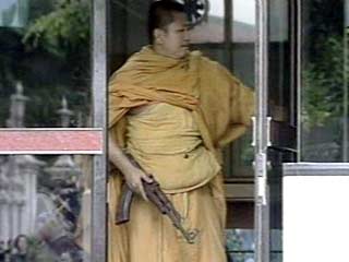 Полиция Таиланда арестовала буддистского монаха, ворвавшегося в среду утром с автоматом на территорию парламента страны...