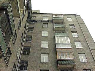 В Павлодаре в течение одного дня пять мужчин упали с различных этажей жилых домов