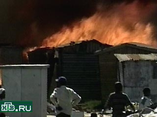 Сотни человек остались без крыши над головой в результате сильного пожара в одном из районов столицы ЮАР Кейптауна. За считанные часы квартал, где проживает городская беднота, выгорел дотла