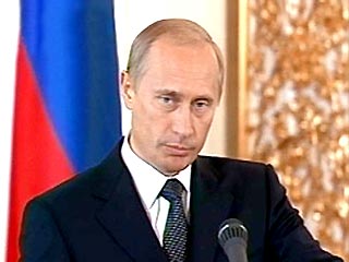 Владимир Путин подарил Лоре Буш букет цветов